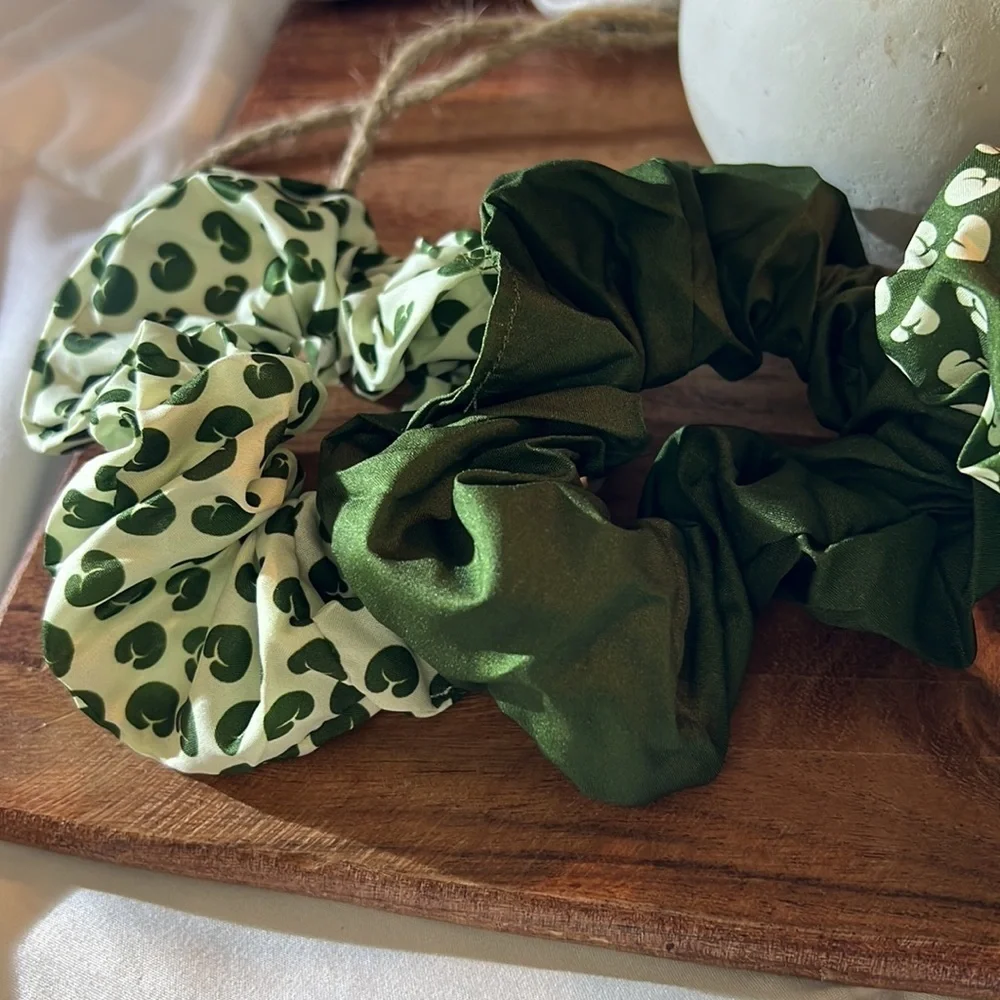 Set of 4 piece Green/Cream Scrunchies